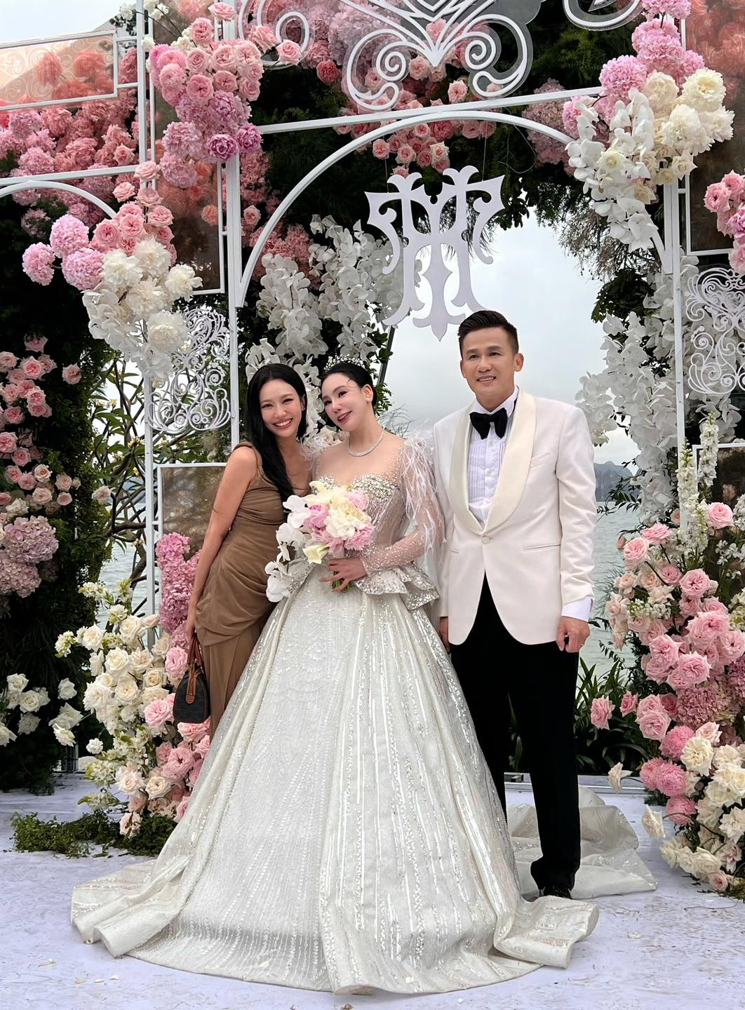 Dàn sao dự đám cưới Hồ Quỳnh Hương: Thiều Bảo Trâm khoe dáng gợi cảm, "chị đại kim cương" quyết tâm làm 1 việc- Ảnh 2.