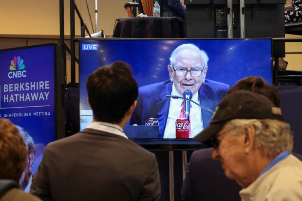 Warren Buffett tiết lộ lý do từ chức ở tuổi 94, khẳng định người kế nhiệm sẽ biết làm gì với 347 tỷ USD tiền mặt- Ảnh 3. Warren Buffett tiết lộ lý do từ chức ở tuổi 94, khẳng định người kế nhiệm sẽ biết làm gì với 347 tỷ USD tiền mặt- Ảnh 3.