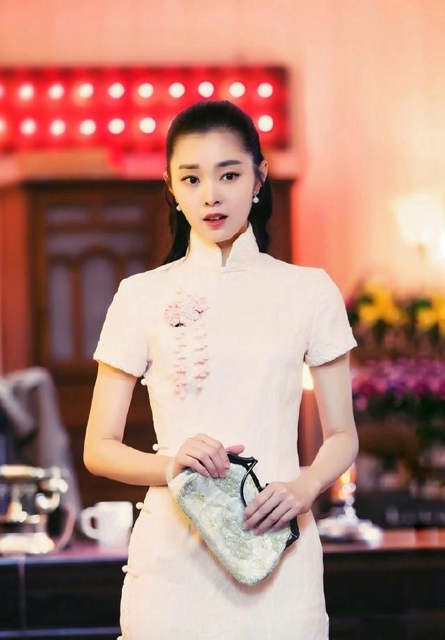 10 mỹ nhân mặc sườn xám đẹp nhất Trung Quốc: Lưu Diệc Phi xếp thứ 7, hạng 1 không có đối thủ suốt 25 năm- Ảnh 28. 10 mỹ nhân mặc sườn xám đẹp nhất Trung Quốc: Lưu Diệc Phi xếp thứ 7, hạng 1 không có đối thủ suốt 25 năm- Ảnh 28.