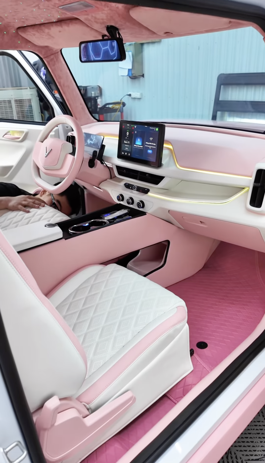 ‘Cá sấu chúa’ Quỳnh Nga tậu VinFast VF 3 dù đã có Mercedes C-Class, độ lại theo phong cách 'ngoan, xinh, yêu' khiến CĐM trầm trồ- Ảnh 5. ‘Cá sấu chúa’ Quỳnh Nga tậu VinFast VF 3 dù đã có Mercedes C-Class, độ lại theo phong cách 'ngoan, xinh, yêu' khiến CĐM trầm trồ- Ảnh 5.