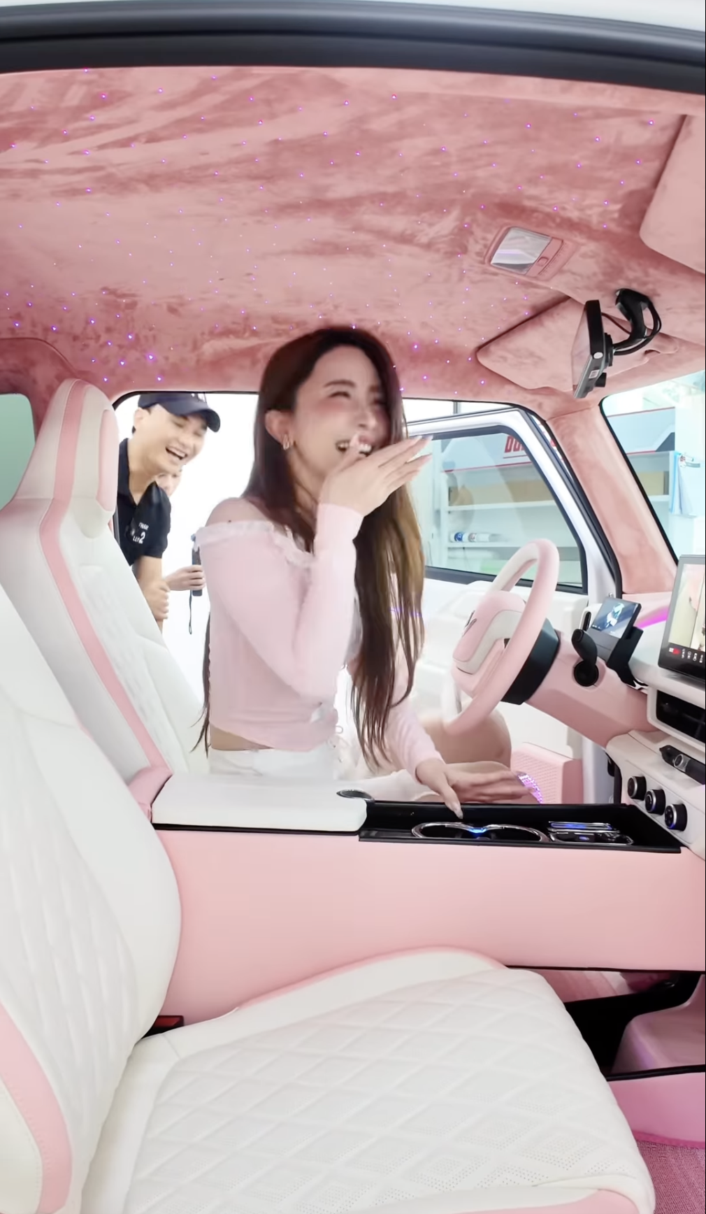 ‘Cá sấu chúa’ Quỳnh Nga tậu VinFast VF 3 dù đã có Mercedes C-Class, độ lại theo phong cách 'ngoan, xinh, yêu' khiến CĐM trầm trồ- Ảnh 4. ‘Cá sấu chúa’ Quỳnh Nga tậu VinFast VF 3 dù đã có Mercedes C-Class, độ lại theo phong cách 'ngoan, xinh, yêu' khiến CĐM trầm trồ- Ảnh 4.