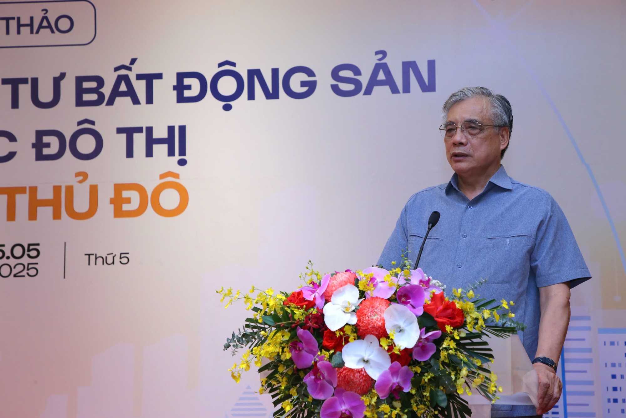 PGS.TS Trần Đình Thiên: Tăng trưởng không thể bám mãi vào PGS.TS Trần Đình Thiên: Tăng trưởng không thể bám mãi vào