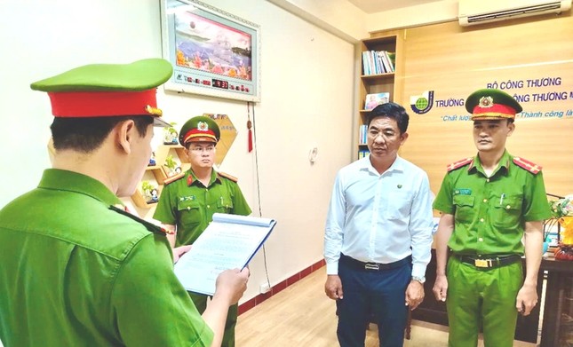 Bắt tạm giam hiệu trưởng Trường cao đẳng Công thương miền Trung- Ảnh 1. Bắt tạm giam hiệu trưởng Trường cao đẳng Công thương miền Trung- Ảnh 1.