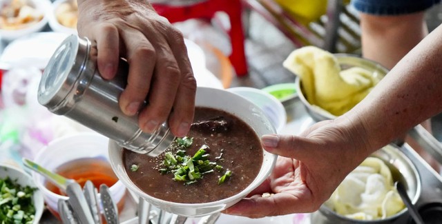 Không phải phở, bánh mì, món ăn chưa tới 30.000đ/bát này mới là hương vị Việt lọt top ngon nhất châu Á- Ảnh 2.