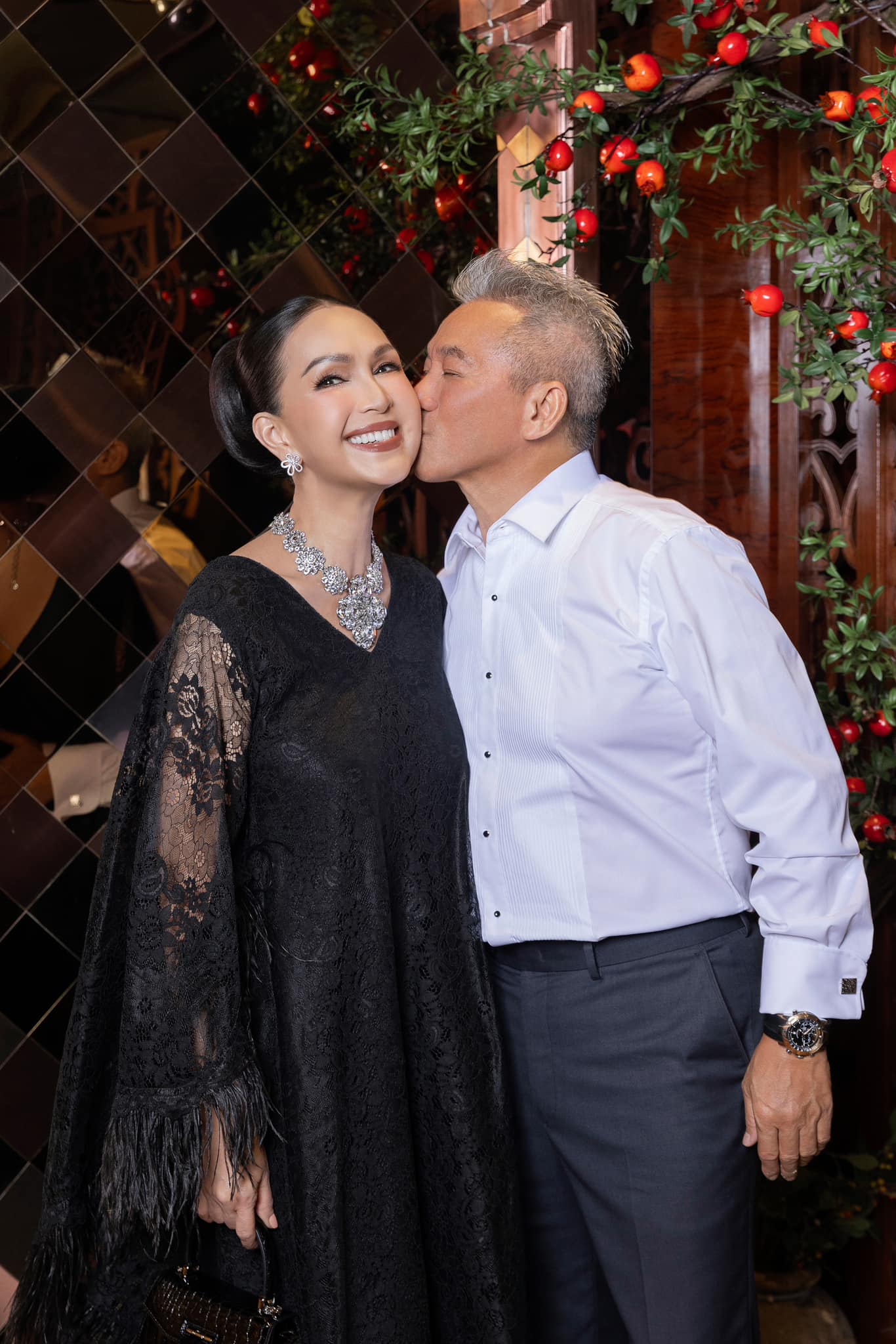 Nữ nghệ sĩ có hôn nhân viên mãn với chồng doanh nhân, U70 mà trẻ như 40: Bí quyết gói gọn trong 4 điều- Ảnh 7. Nữ nghệ sĩ có hôn nhân viên mãn với chồng doanh nhân, U70 mà trẻ như 40: Bí quyết gói gọn trong 4 điều- Ảnh 7.