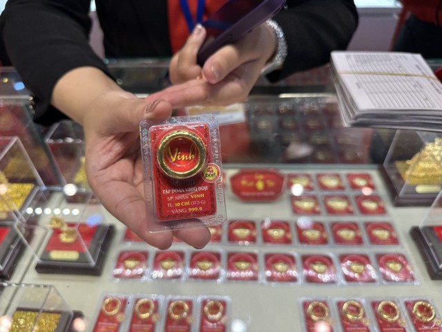 Người phụ nữ ở Hà Nội mang vàng chốt lời giữa dòng người xếp hàng mua: “Không gì tăng mãi được đâu”- Ảnh 3. Người phụ nữ ở Hà Nội mang vàng chốt lời giữa dòng người xếp hàng mua: “Không gì tăng mãi được đâu”- Ảnh 3.