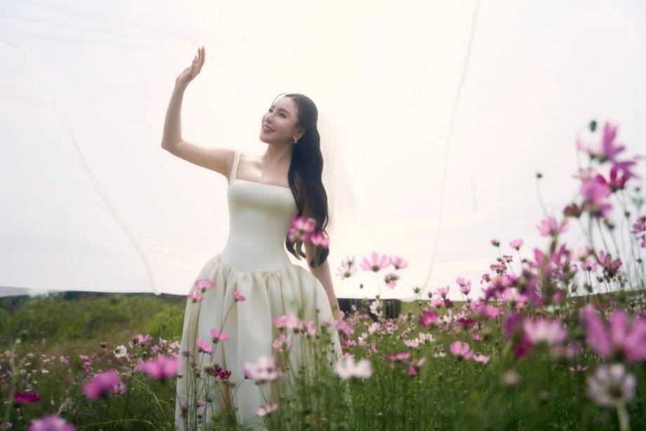 Hồ Quỳnh Hương lấy chồng vào ngày mai, ở Đảo Rều- Ảnh 1. Hồ Quỳnh Hương lấy chồng vào ngày mai, ở Đảo Rều- Ảnh 1.