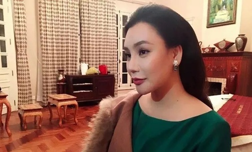 Phú bà showbiz cưới chồng tuổi 45: Tiền vứt trong két không cần đếm, đi ăn với đàn ông phải làm 1 việc- Ảnh 5. Phú bà showbiz cưới chồng tuổi 45: Tiền vứt trong két không cần đếm, đi ăn với đàn ông phải làm 1 việc- Ảnh 5.