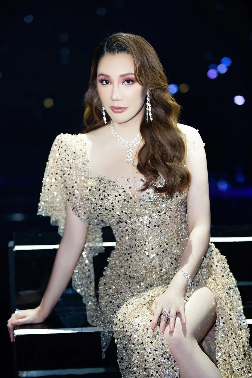 Phú bà showbiz cưới chồng tuổi 45: Tiền vứt trong két không cần đếm, đi ăn với đàn ông phải làm 1 việc- Ảnh 2. Phú bà showbiz cưới chồng tuổi 45: Tiền vứt trong két không cần đếm, đi ăn với đàn ông phải làm 1 việc- Ảnh 2.