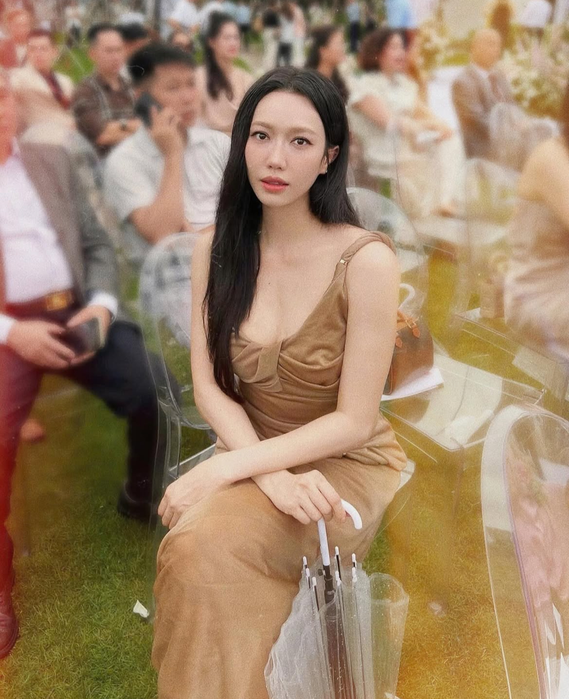 Dàn sao dự đám cưới Hồ Quỳnh Hương: Thiều Bảo Trâm khoe dáng gợi cảm, "chị đại kim cương" quyết tâm làm 1 việc- Ảnh 1.