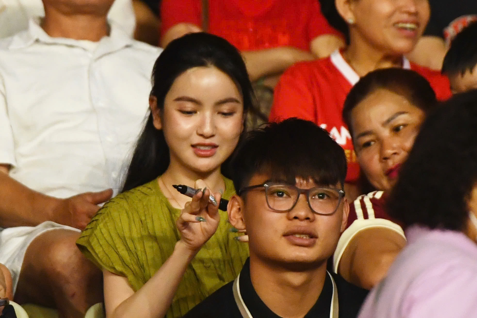 Tóm dính Chu Thanh Huyền lộ diện trên sân Hàng Đẫy giữa tin đồn phẫu thuật thẩm mỹ, nhan sắc khác xa ảnh tự đăng?- Ảnh 1. Tóm dính Chu Thanh Huyền lộ diện trên sân Hàng Đẫy giữa tin đồn phẫu thuật thẩm mỹ, nhan sắc khác xa ảnh tự đăng?- Ảnh 1.