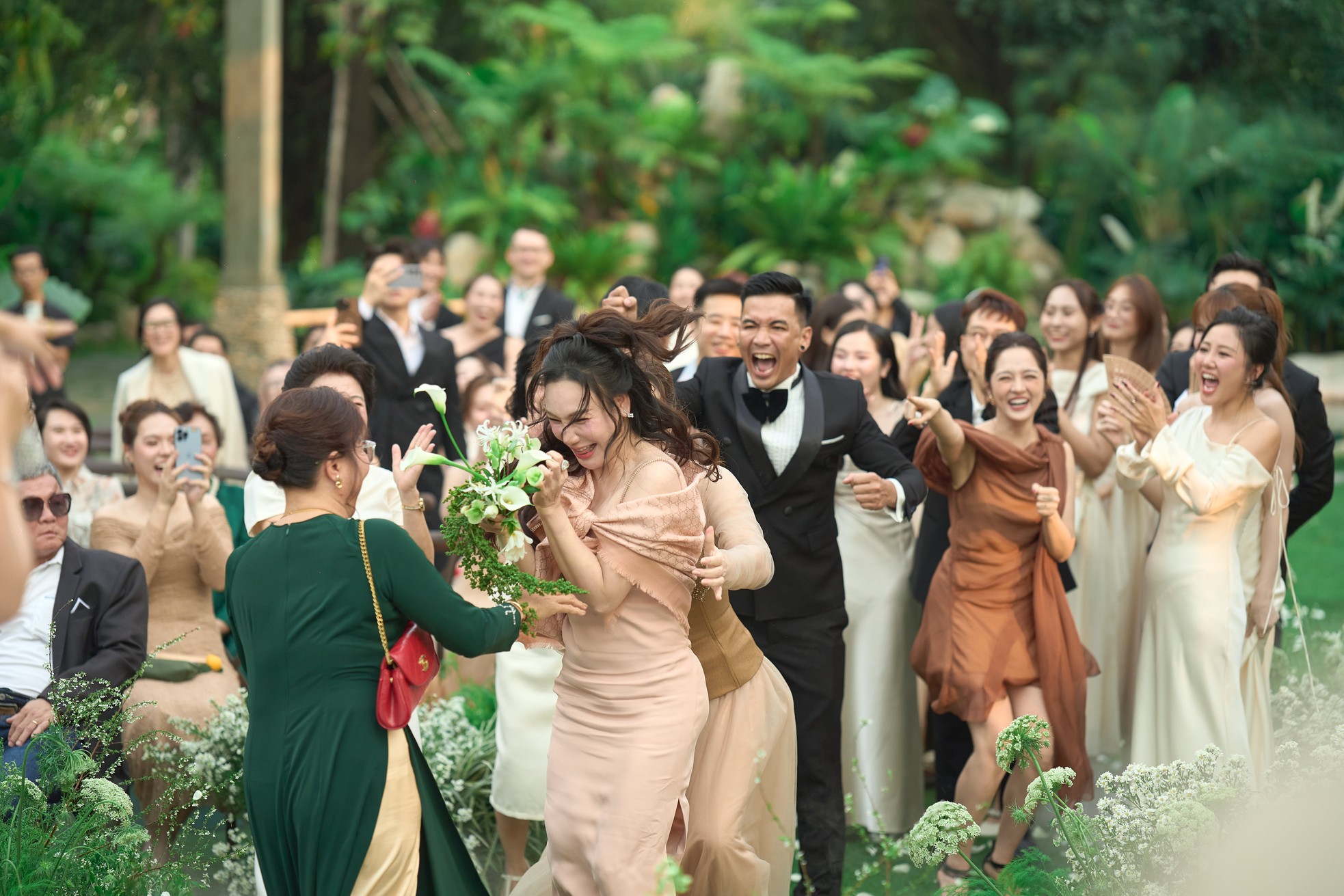 Thêm 1 màn bắt hoa cưới linh nghiệm: Hoá ra Hồ Quỳnh Hương đã bất chấp "xin vía" từ đôi Vbiz đặc biệt này!- Ảnh 2. Thêm 1 màn bắt hoa cưới linh nghiệm: Hoá ra Hồ Quỳnh Hương đã bất chấp "xin vía" từ đôi Vbiz đặc biệt này!- Ảnh 2.