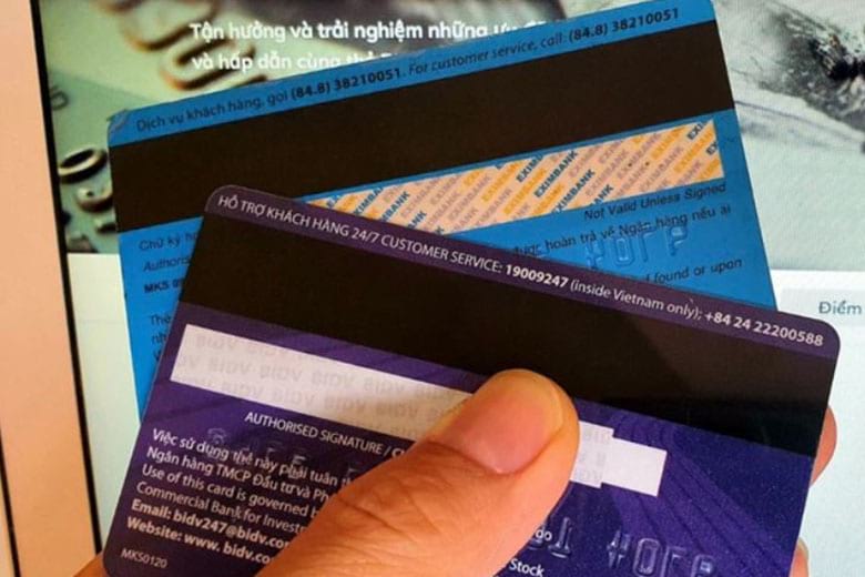 Chính thức từ 1/7/2025, mọi thẻ ATM dạng này đều bị ngân hàng ngừng giao dịch- Ảnh 2.