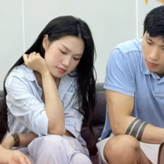 Lộ ảnh Văn Hậu cùng vợ đi chọn nội thất cho căn biệt thự chục tỷ, nhan sắc tiểu thư Doãn Hải My gây sốt- Ảnh 2. Lộ ảnh Văn Hậu cùng vợ đi chọn nội thất cho căn biệt thự chục tỷ, nhan sắc tiểu thư Doãn Hải My gây sốt- Ảnh 2.