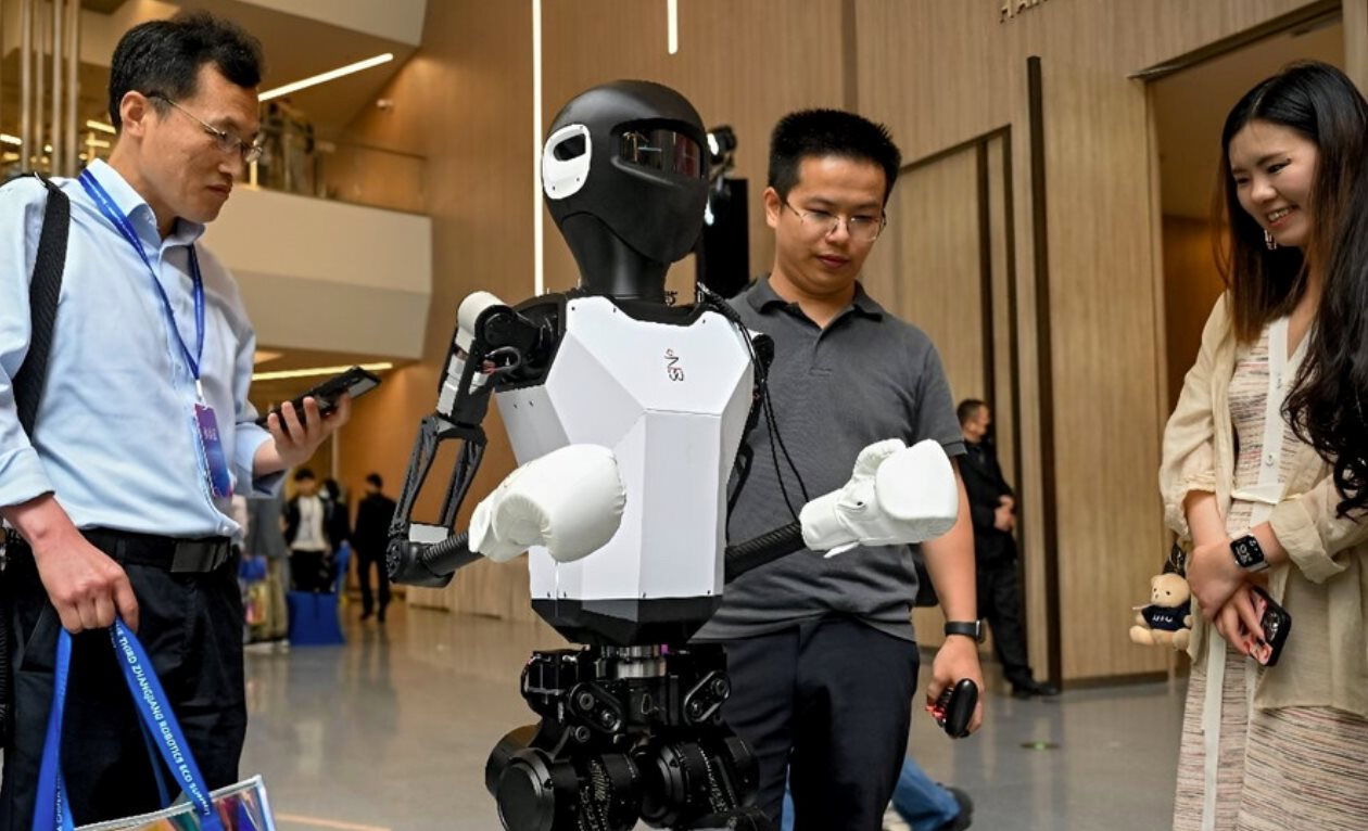 Thế giới 'bán' giấc mộng robot hình người: Sản xuất bất chấp dù 7 năm mới hoàn vốn, có công ty nhắm làm 12.000 mẫu/năm- Ảnh 3. Thế giới 'bán' giấc mộng robot hình người: Sản xuất bất chấp dù 7 năm mới hoàn vốn, có công ty nhắm làm 12.000 mẫu/năm- Ảnh 3.
