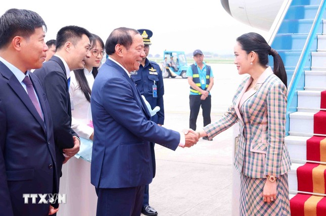 Thủ tướng Thái Lan đến Nội Bài, bắt đầu thăm chính thức Việt Nam- Ảnh 2. Thủ tướng Thái Lan đến Nội Bài, bắt đầu thăm chính thức Việt Nam- Ảnh 2.