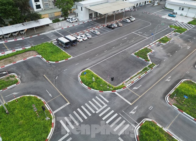 Sốt ruột cảnh ‘bất động’ tại trung tâm sát hạch lái xe- Ảnh 1. Sốt ruột cảnh ‘bất động’ tại trung tâm sát hạch lái xe- Ảnh 1.