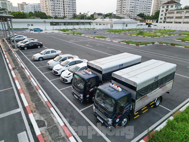 Sốt ruột cảnh ‘bất động’ tại trung tâm sát hạch lái xe- Ảnh 3. Sốt ruột cảnh ‘bất động’ tại trung tâm sát hạch lái xe- Ảnh 3.
