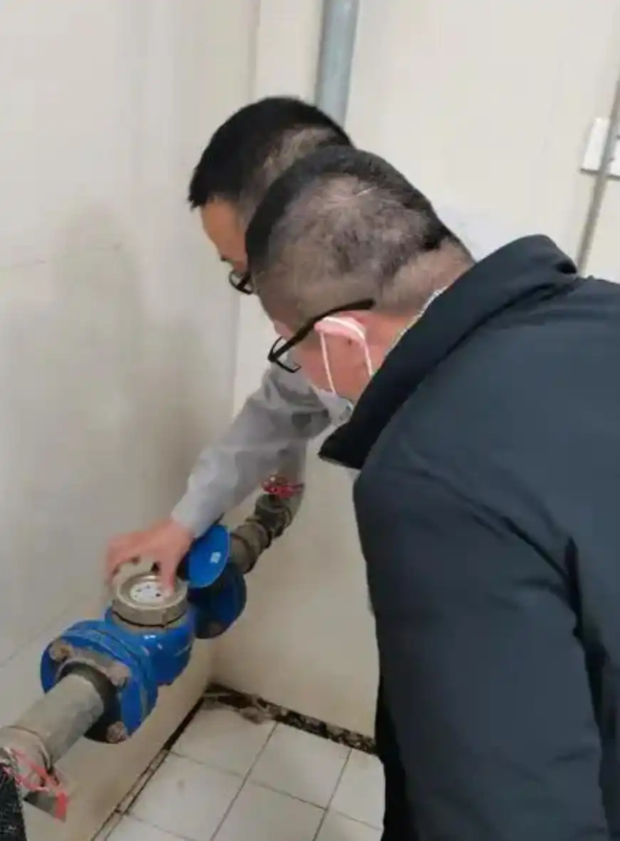 Chuyển đến nhà mới 18 ngày, người phụ nữ nhận hóa đơn tiền nước 140 triệu đồng, yêu cầu kiểm tra thì được thông báo: Đã làm đúng quy trình- Ảnh 2. Chuyển đến nhà mới 18 ngày, người phụ nữ nhận hóa đơn tiền nước 140 triệu đồng, yêu cầu kiểm tra thì được thông báo: Đã làm đúng quy trình- Ảnh 2.