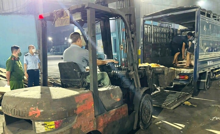 Kinh hãi gần 800 kg thịt lợn bốc mùi suýt bị tuồn ra thị trường- Ảnh 2. Kinh hãi gần 800 kg thịt lợn bốc mùi suýt bị tuồn ra thị trường- Ảnh 2.