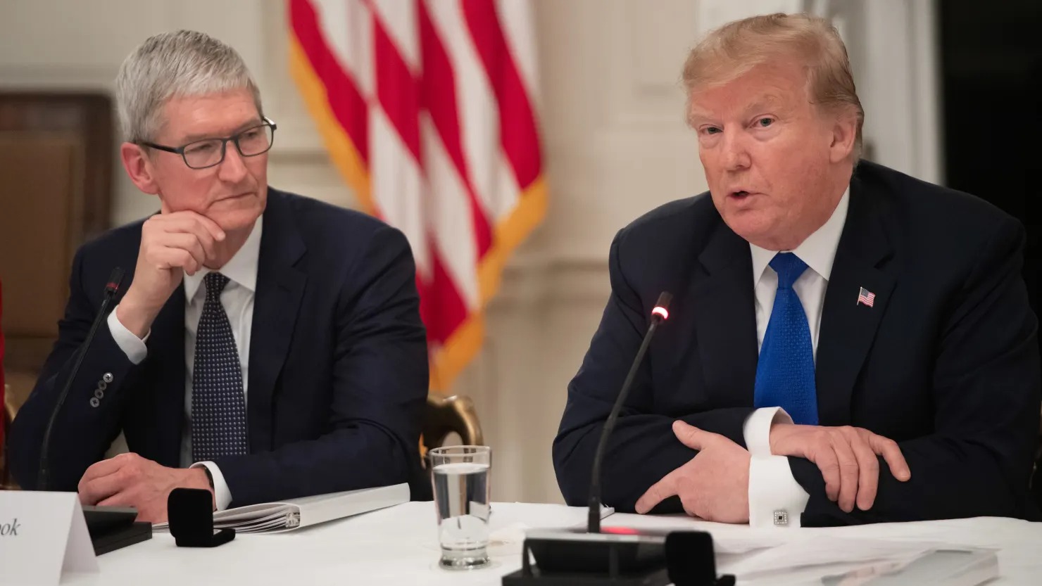 Tim Cook 'đùa kém vui', ông Trump đã căng: 'Anh nói đến đây với 500 tỷ USD, giờ lại xây dựng khắp Ấn Độ, tôi không muốn điều đó'- Ảnh 1. Tim Cook 'đùa kém vui', ông Trump đã căng: 'Anh nói đến đây với 500 tỷ USD, giờ lại xây dựng khắp Ấn Độ, tôi không muốn điều đó'- Ảnh 1.