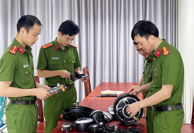 Triệt phá 2 đường dây buôn lậu hàng trăm tỷ đồng, bắt 'bà trùm' Tạ Thị Vân- Ảnh 2. Triệt phá 2 đường dây buôn lậu hàng trăm tỷ đồng, bắt 'bà trùm' Tạ Thị Vân- Ảnh 2.