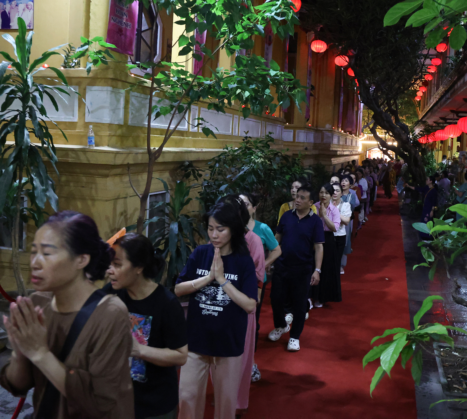 Cảnh tượng chật kín người xếp hàng từ sáng sớm đến đêm khuya để chiêm bái xá lợi Phật tại chùa Quán Sứ gây kinh ngạc- Ảnh 13.