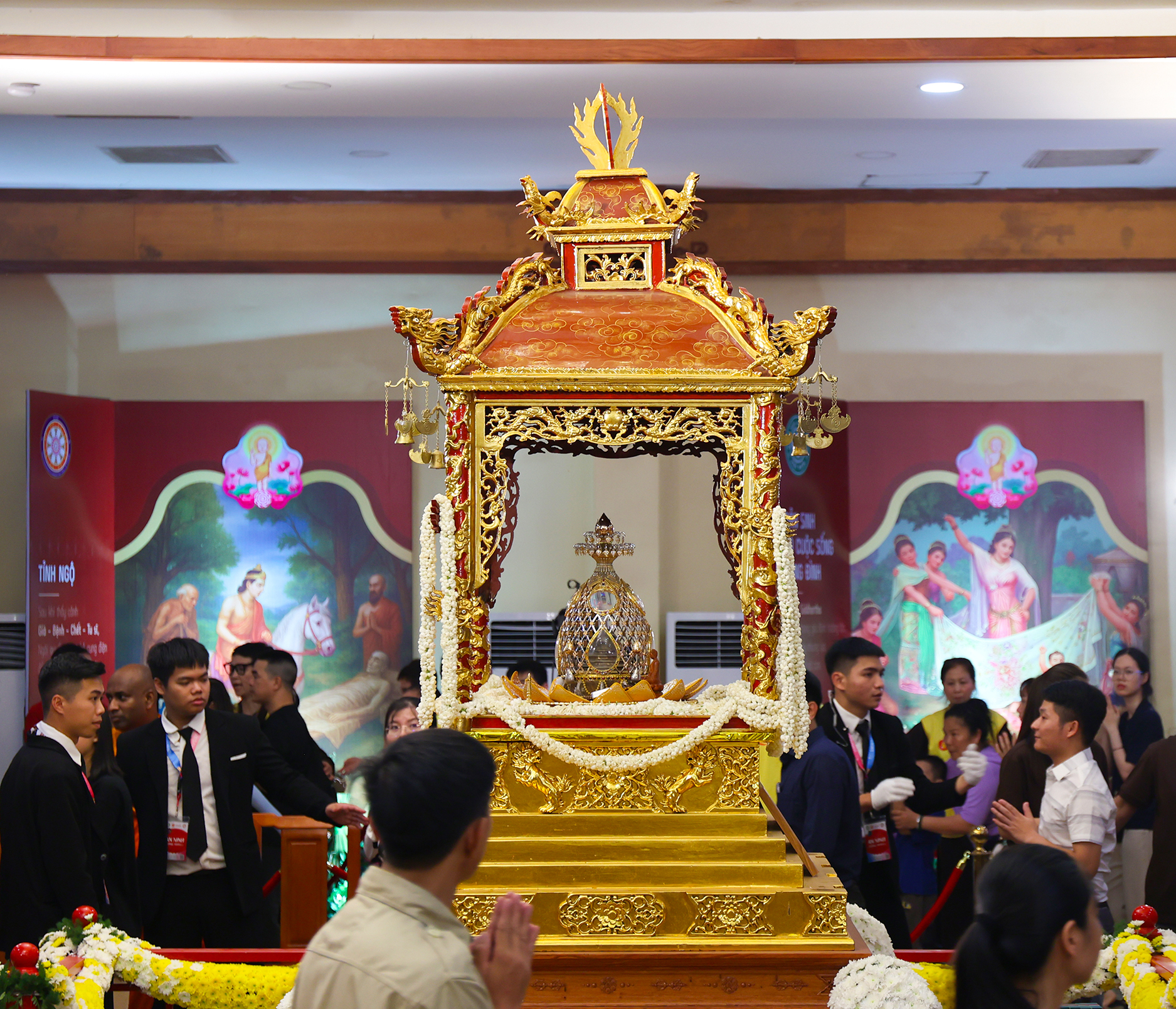 Cảnh tượng chật kín người xếp hàng từ sáng sớm đến đêm khuya để chiêm bái xá lợi Phật tại chùa Quán Sứ gây kinh ngạc- Ảnh 14.
