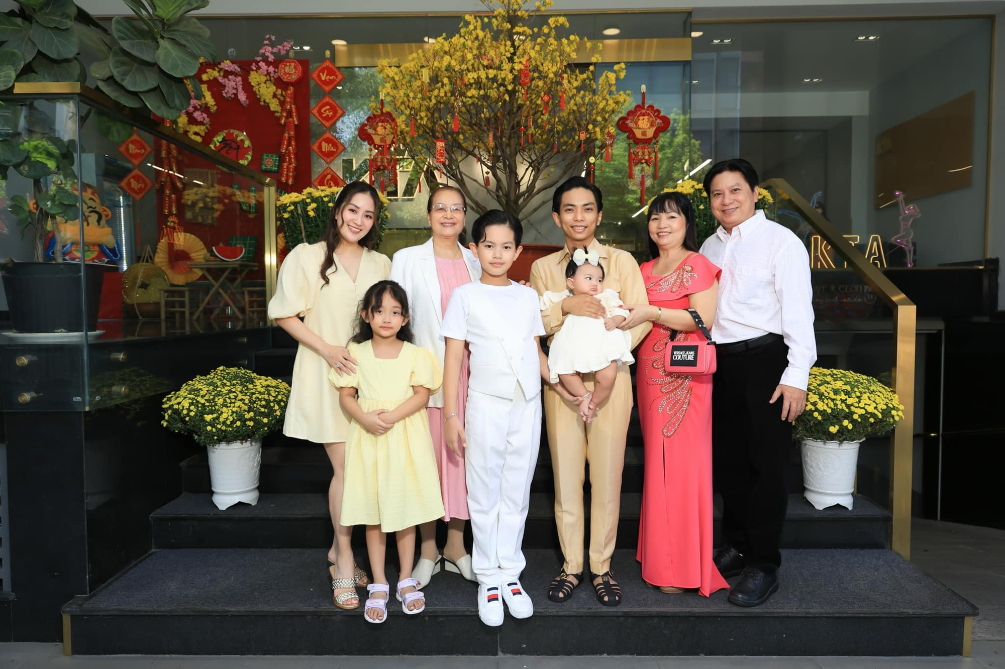 Khánh Thi có 2 con với Phan Hiển mới được công nhận danh phận,cuộc sống làm dâu nhà đại gia có sướng như lời đồn?- Ảnh 2. Khánh Thi có 2 con với Phan Hiển mới được công nhận danh phận,cuộc sống làm dâu nhà đại gia có sướng như lời đồn?- Ảnh 2.