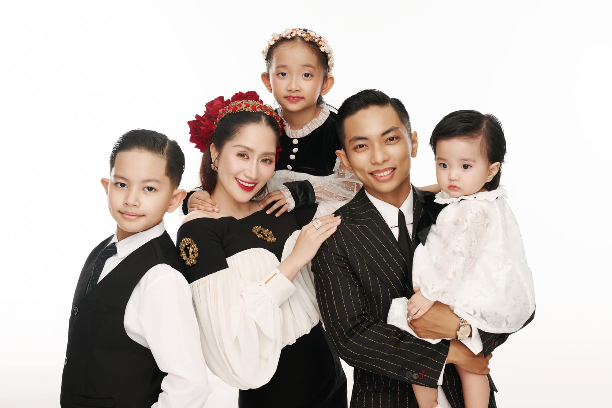 Khánh Thi có 2 con với Phan Hiển mới được công nhận danh phận,cuộc sống làm dâu nhà đại gia có sướng như lời đồn?- Ảnh 1. Khánh Thi có 2 con với Phan Hiển mới được công nhận danh phận,cuộc sống làm dâu nhà đại gia có sướng như lời đồn?- Ảnh 1.