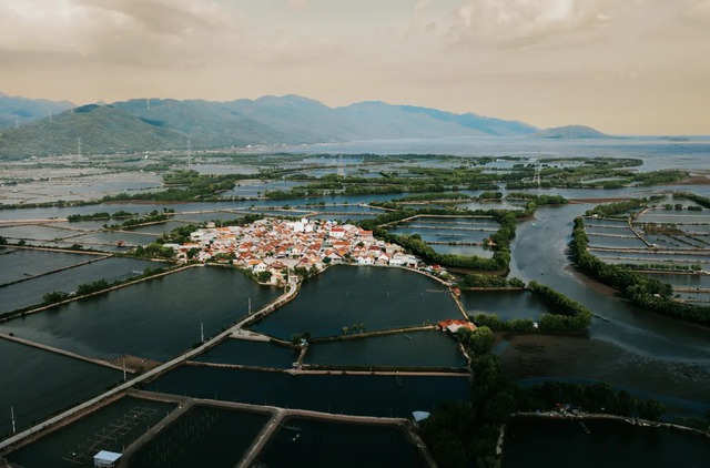 Phát hiện ngôi làng có duy nhất 1 đường vào gần Nha Trang, du khách ấn tượng với cảnh từ trên cao- Ảnh 1. Phát hiện ngôi làng có duy nhất 1 đường vào gần Nha Trang, du khách ấn tượng với cảnh từ trên cao- Ảnh 1.