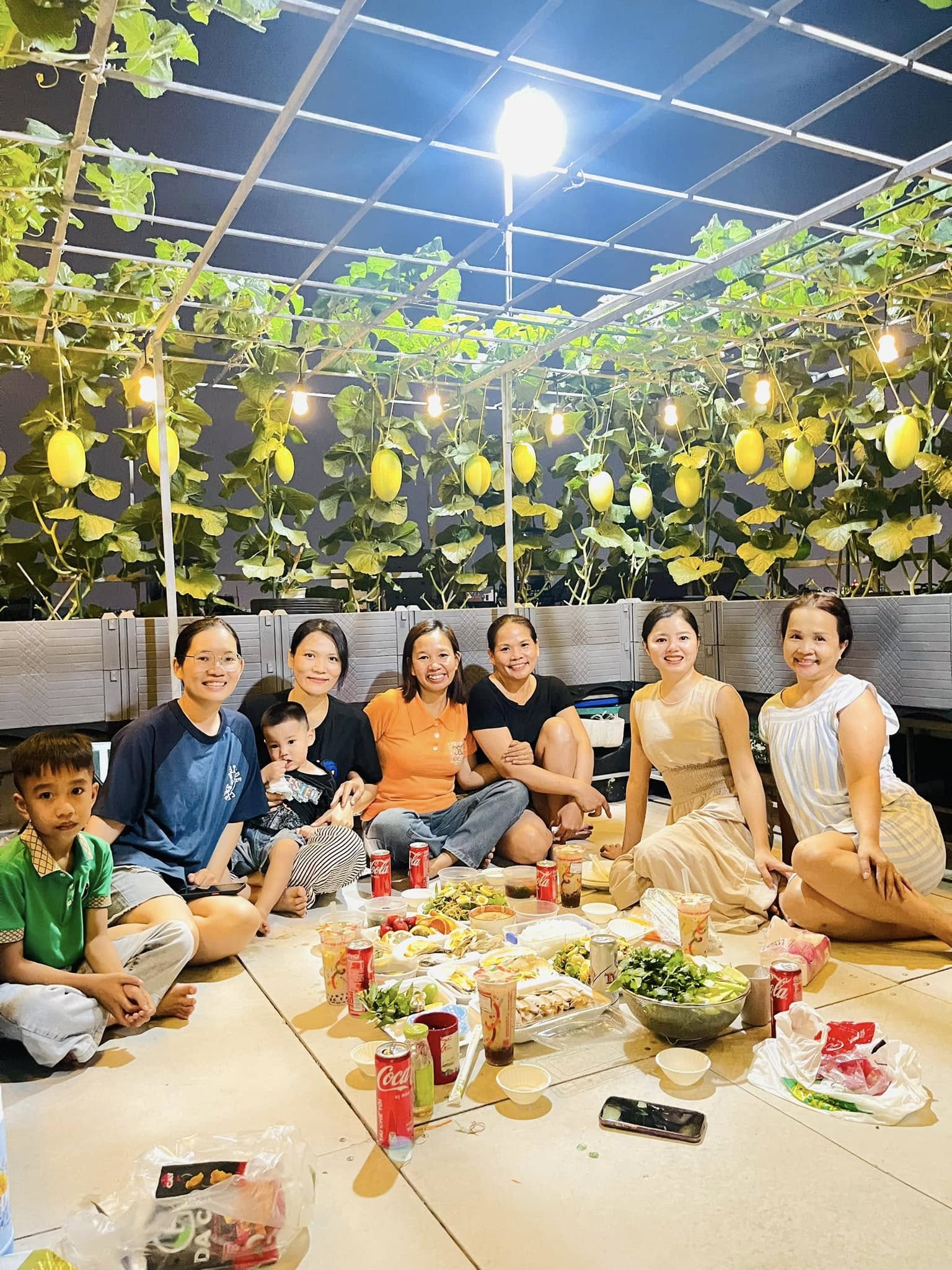 Chồng đầu tư cho vợ gần 100m2 làm vườn sân thượng, thu vài tạ trái ngọt mỗi năm: Thành quả kinh ngạc!- Ảnh 11. Chồng đầu tư cho vợ gần 100m2 làm vườn sân thượng, thu vài tạ trái ngọt mỗi năm: Thành quả kinh ngạc!- Ảnh 11.