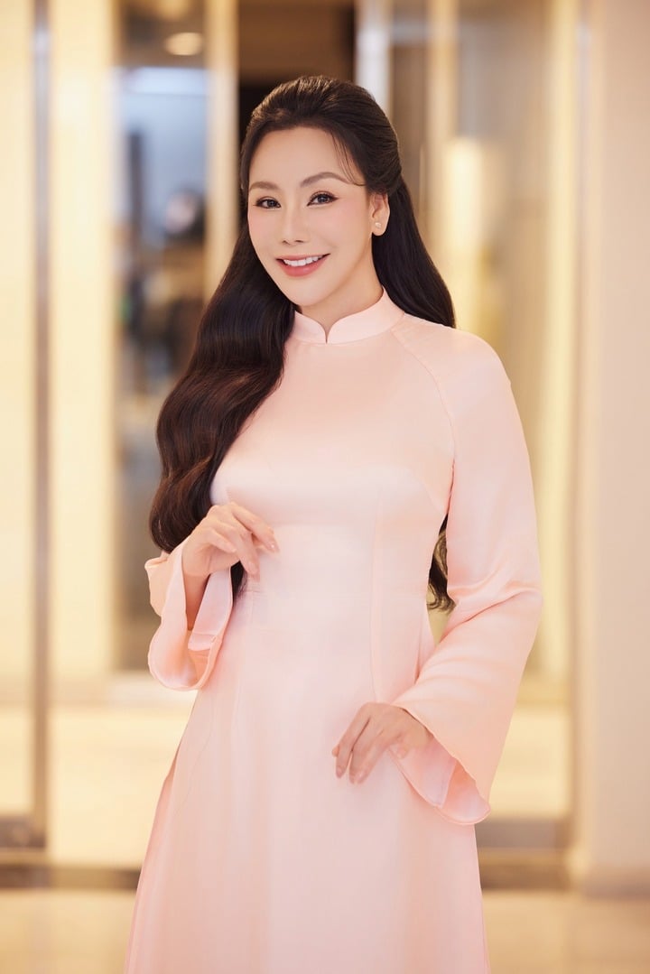 Nhan sắc Hồ Quỳnh Hương thay đổi thế nào sau hơn 20 năm đi hát?- Ảnh 10. Nhan sắc Hồ Quỳnh Hương thay đổi thế nào sau hơn 20 năm đi hát?- Ảnh 10.