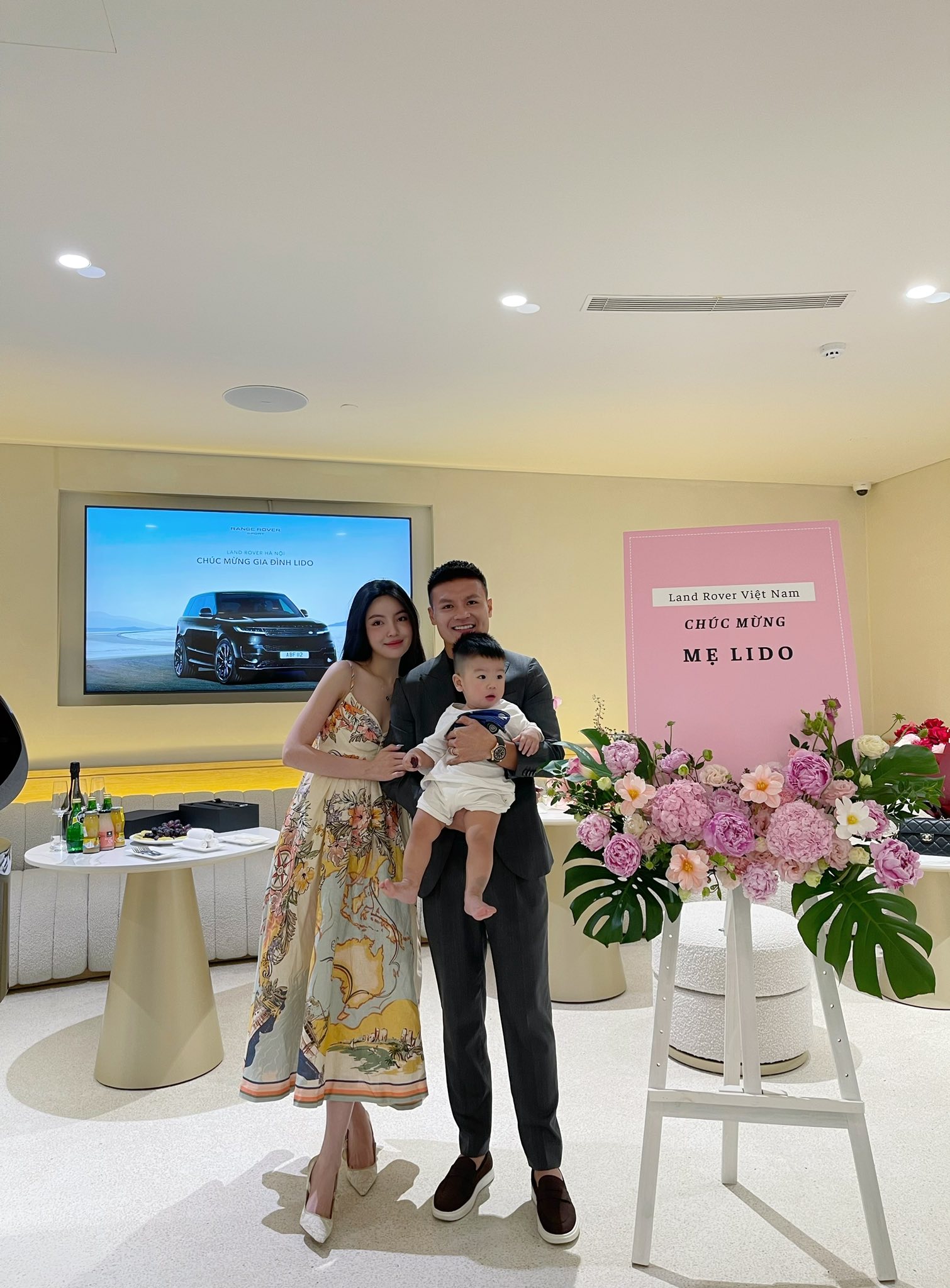 Quang Hải chơi lớn mua Range Rover hàng chục tỷ tặng Chu Thanh Huyền, chỉ với duy nhất một điều kiện- Ảnh 1. Quang Hải chơi lớn mua Range Rover hàng chục tỷ tặng Chu Thanh Huyền, chỉ với duy nhất một điều kiện- Ảnh 1.