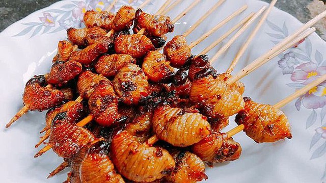 Khách Tây nếm thử món đặc sản "đang ngoe nguẩy" của Việt Nam: Nhìn thì sợ nhưng ăn ngon lắm- Ảnh 2. Khách Tây nếm thử món đặc sản "đang ngoe nguẩy" của Việt Nam: Nhìn thì sợ nhưng ăn ngon lắm- Ảnh 2.