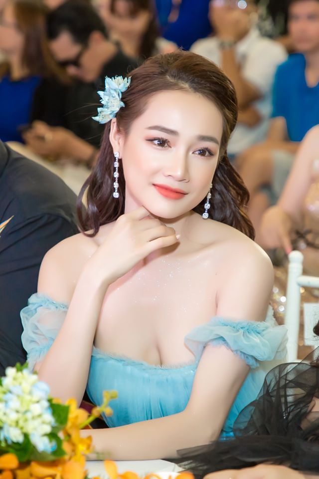 2 sao Việt này đều xuất thân khốn khó giờ là "phú bà" showbiz: Chuyện dạy con cũng tương đồng- Ảnh 1. 2 sao Việt này đều xuất thân khốn khó giờ là "phú bà" showbiz: Chuyện dạy con cũng tương đồng- Ảnh 1.