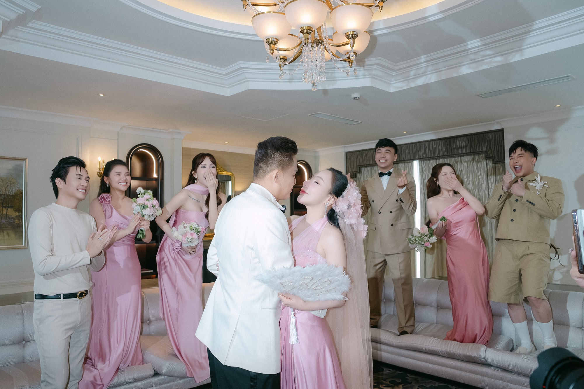 Toàn cảnh đám cưới Hồ Quỳnh Hương: Cô dâu khóc nức nở, khoá môi chú rể tình tứ, thái độ nhà chồng gây chú ý- Ảnh 7.