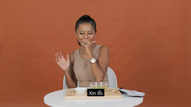 Khách Tây nếm thử món đặc sản "đang ngoe nguẩy" của Việt Nam: Nhìn thì sợ nhưng ăn ngon lắm- Ảnh 6. Khách Tây nếm thử món đặc sản "đang ngoe nguẩy" của Việt Nam: Nhìn thì sợ nhưng ăn ngon lắm- Ảnh 6.
