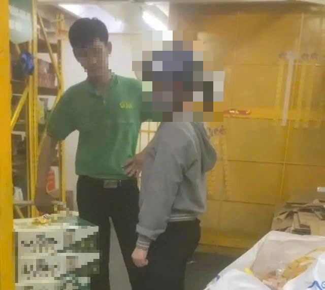 Cho thôi việc nữ hiệu trưởng lấy cắp đồ ở Bách hóa Xanh- Ảnh 1. Cho thôi việc nữ hiệu trưởng lấy cắp đồ ở Bách hóa Xanh- Ảnh 1.
