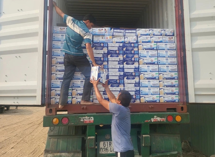 Khởi tố một cán bộ hải quan tiếp tay buôn lậu hơn 4.000 thùng sữa từ Mỹ về Việt Nam- Ảnh 1. Khởi tố một cán bộ hải quan tiếp tay buôn lậu hơn 4.000 thùng sữa từ Mỹ về Việt Nam- Ảnh 1.
