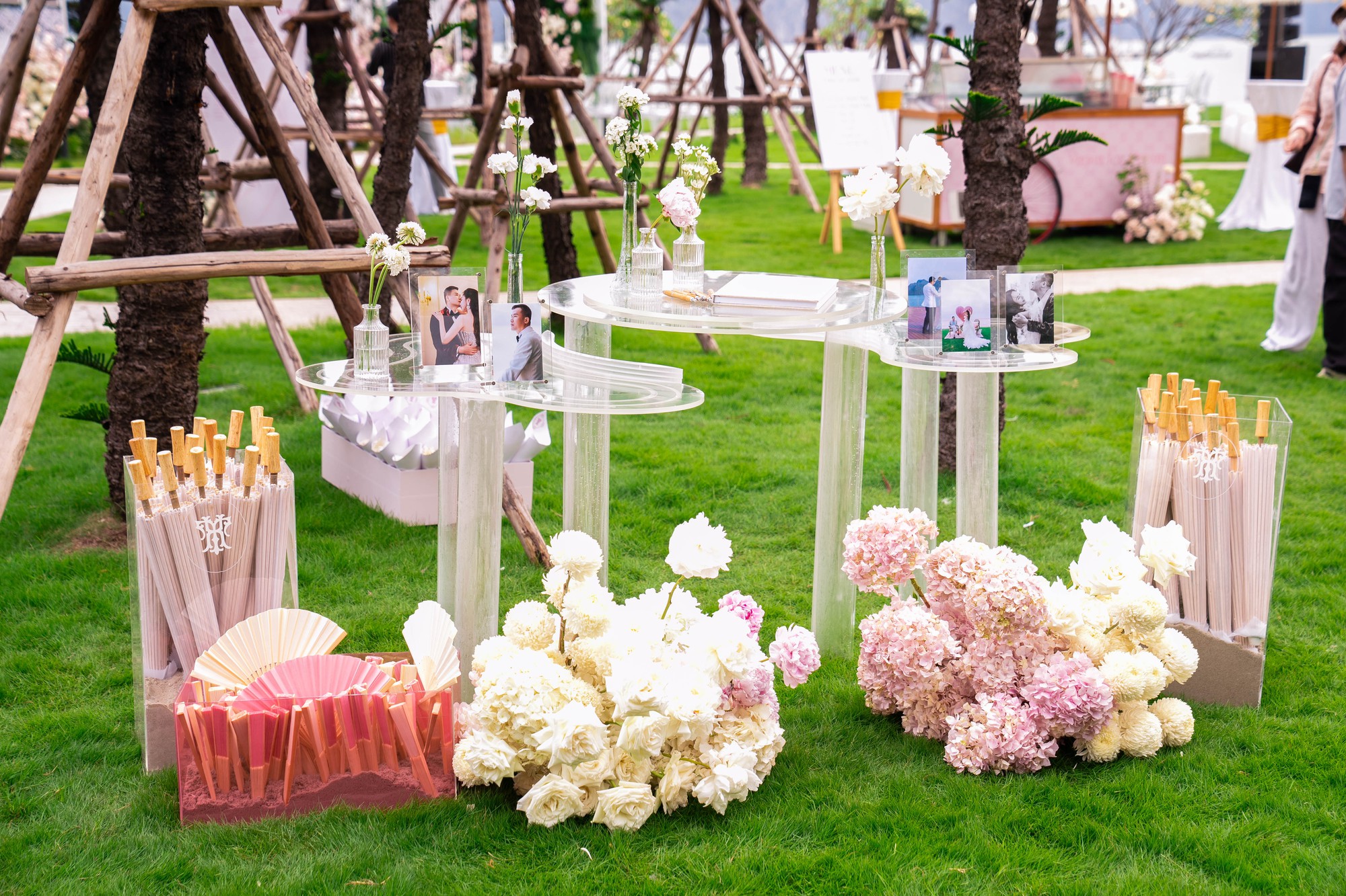 Toàn cảnh đám cưới Hồ Quỳnh Hương: Cô dâu khóc nức nở, khoá môi chú rể tình tứ, thái độ nhà chồng gây chú ý- Ảnh 11.