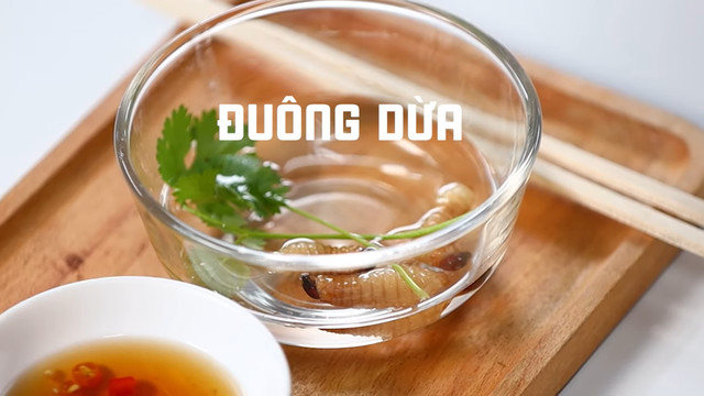 Khách Tây nếm thử món đặc sản "đang ngoe nguẩy" của Việt Nam: Nhìn thì sợ nhưng ăn ngon lắm- Ảnh 3. Khách Tây nếm thử món đặc sản "đang ngoe nguẩy" của Việt Nam: Nhìn thì sợ nhưng ăn ngon lắm- Ảnh 3.
