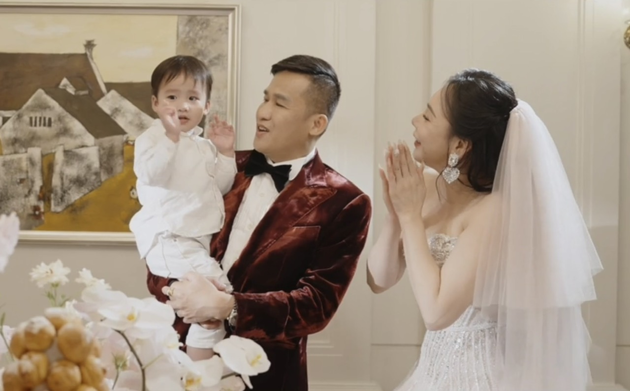 Video chưa từng công bố trong đám cưới Hồ Quỳnh Hương: Chuyện gì khiến chú rể bật khóc nức nở?- Ảnh 1. Video chưa từng công bố trong đám cưới Hồ Quỳnh Hương: Chuyện gì khiến chú rể bật khóc nức nở?- Ảnh 1.
