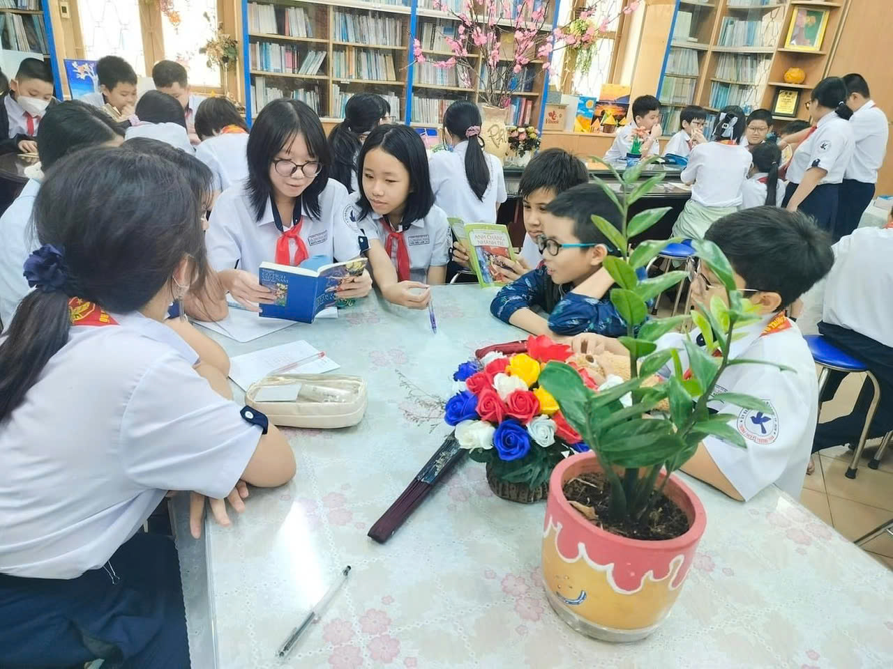 TP HCM chuẩn bị "xóa" cấp huyện: Tổ chức lại toàn bộ đơn vị y tế, giáo dục, văn hóa- Ảnh 1. TP HCM chuẩn bị "xóa" cấp huyện: Tổ chức lại toàn bộ đơn vị y tế, giáo dục, văn hóa- Ảnh 1.