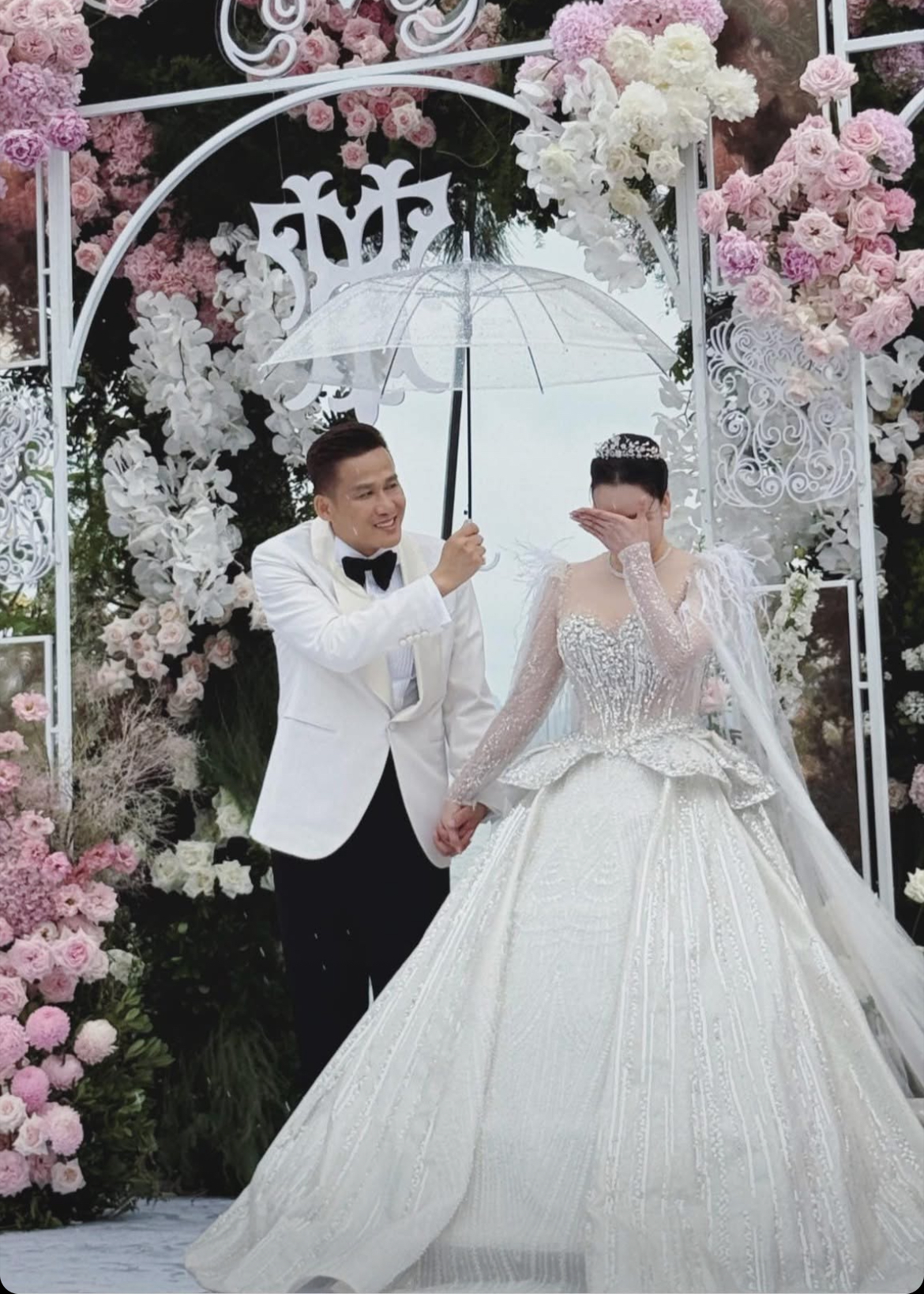 Toàn cảnh đám cưới Hồ Quỳnh Hương: Cô dâu khóc nức nở, khoá môi chú rể tình tứ, thái độ nhà chồng gây chú ý- Ảnh 3.