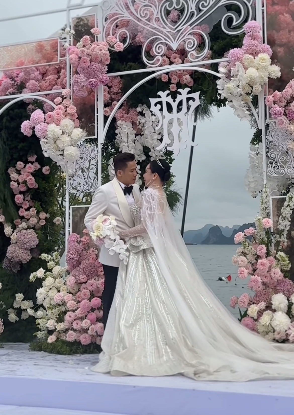 Toàn cảnh đám cưới Hồ Quỳnh Hương: Cô dâu khóc nức nở, khoá môi chú rể tình tứ, thái độ nhà chồng gây chú ý- Ảnh 5.