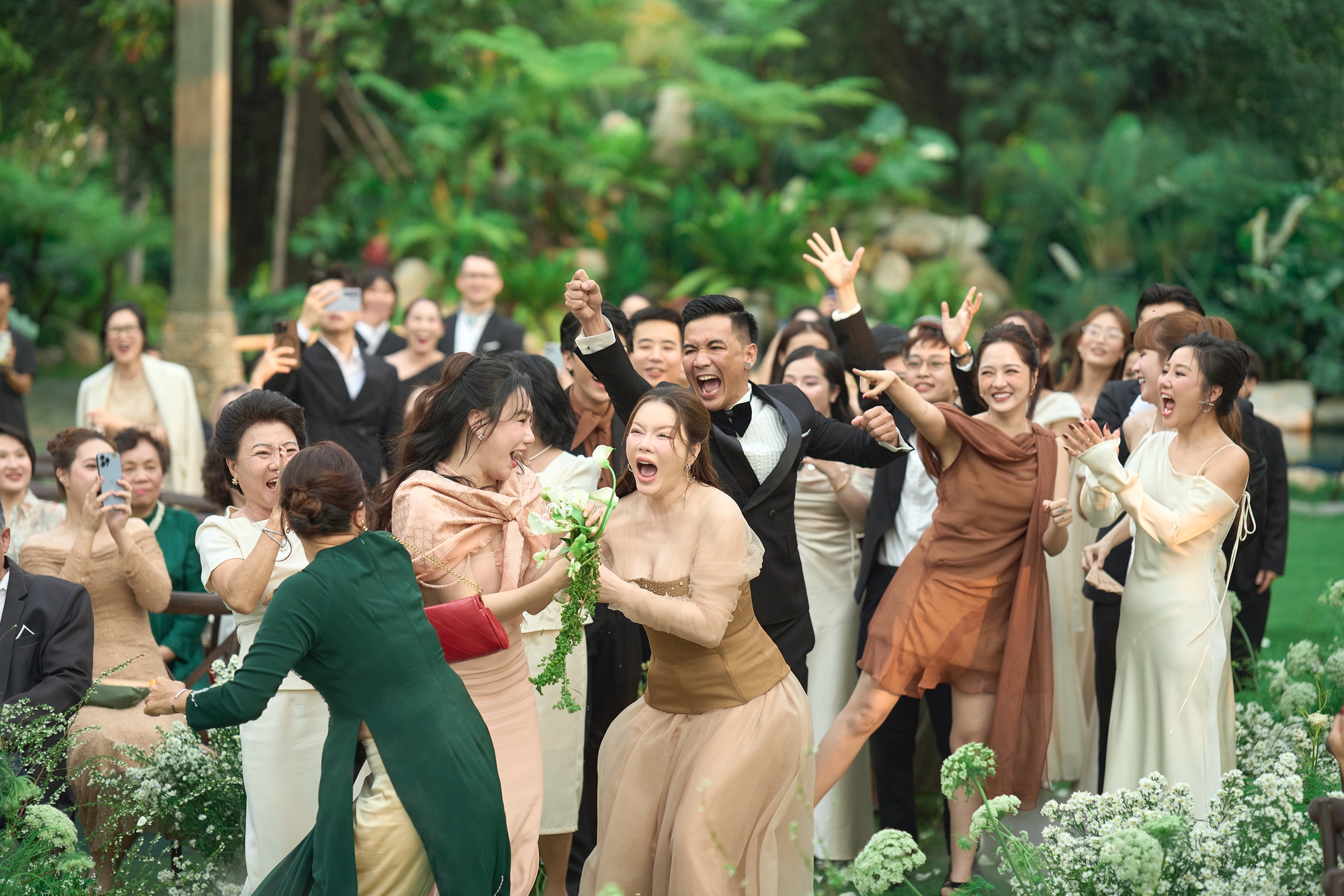 Toàn cảnh đám cưới Hồ Quỳnh Hương: Cô dâu khóc nức nở, khoá môi chú rể tình tứ, thái độ nhà chồng gây chú ý- Ảnh 27.