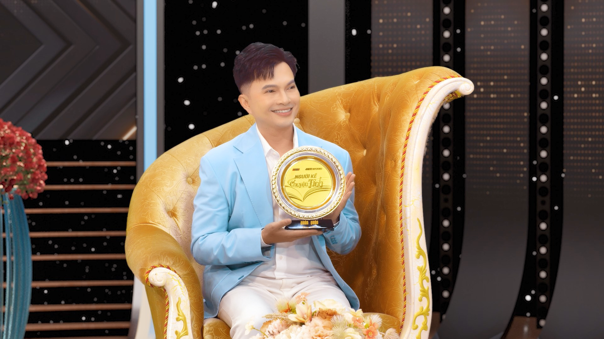 Nam ca sĩ là thầy giáo, có 3 bằng đại học nói một điều về nghề- Ảnh 1. Nam ca sĩ là thầy giáo, có 3 bằng đại học nói một điều về nghề- Ảnh 1.