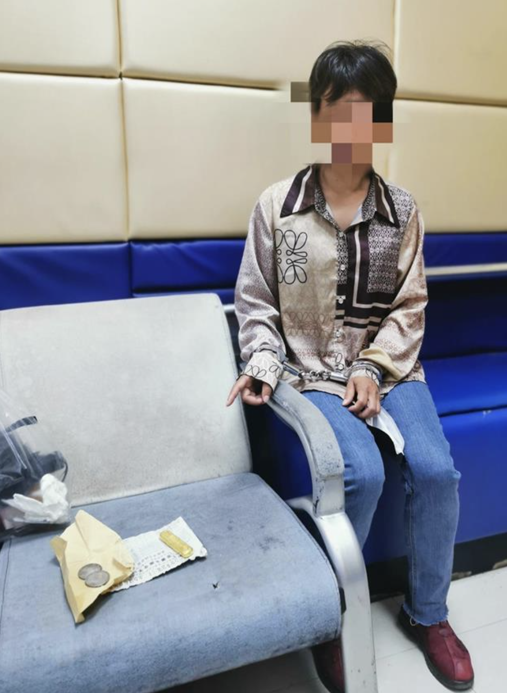 Khoe phá dỡ nhà cũ đào được "5 thỏi vàng, 24 đồng bạc", người phụ nữ bị cảnh sát bắt ngay sau đó- Ảnh 2. Khoe phá dỡ nhà cũ đào được "5 thỏi vàng, 24 đồng bạc", người phụ nữ bị cảnh sát bắt ngay sau đó- Ảnh 2.