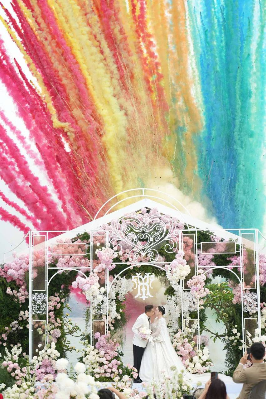 Toàn cảnh đám cưới Hồ Quỳnh Hương: Cô dâu khóc nức nở, khoá môi chú rể tình tứ, thái độ nhà chồng gây chú ý- Ảnh 1.